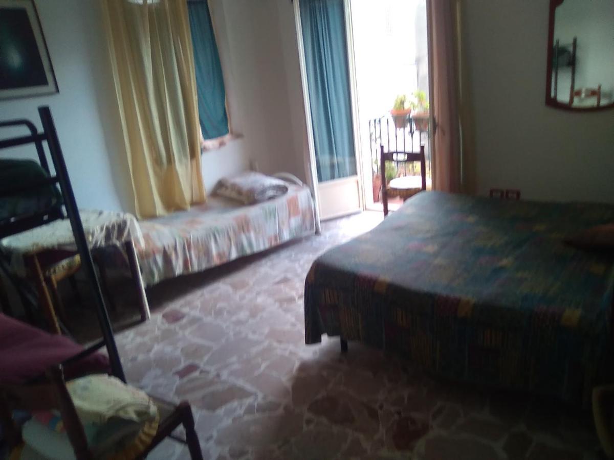Room In Guest Room - Single Room With Shared Bathroom Taormina Exterior photo